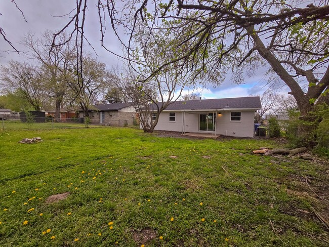 Building Photo - Beautifully remodeled 3 bed 1.5 bath home ...