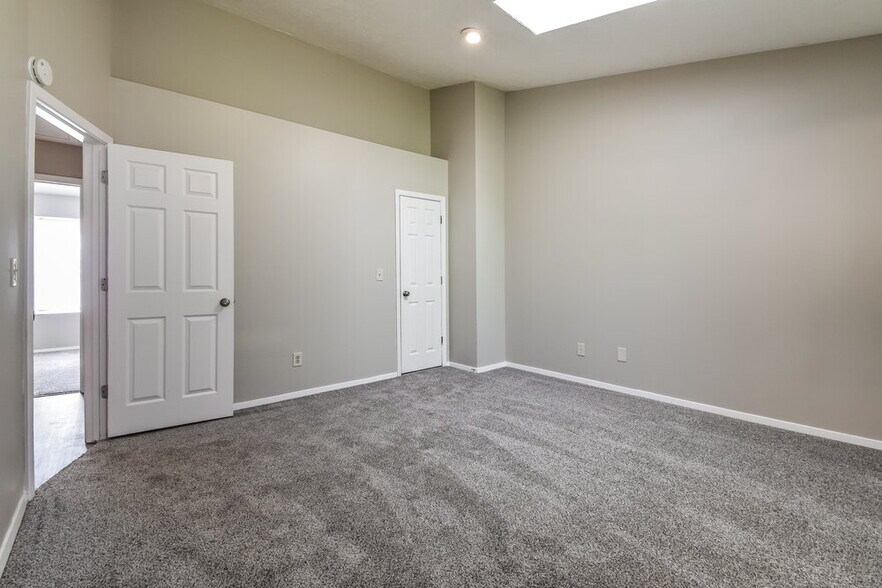 Building Photo - 5729 Wells Cir