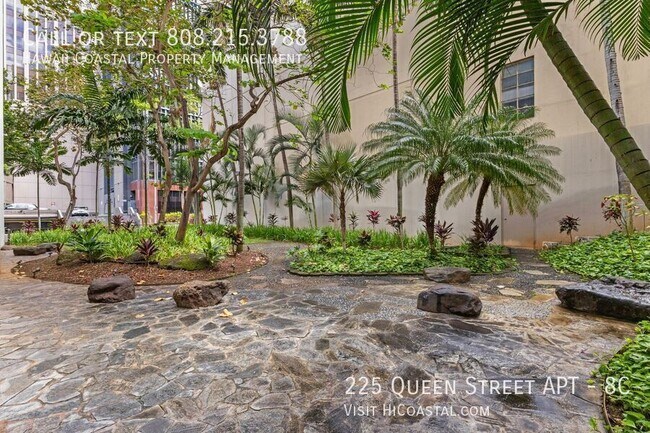 Building Photo - 225 Queen St