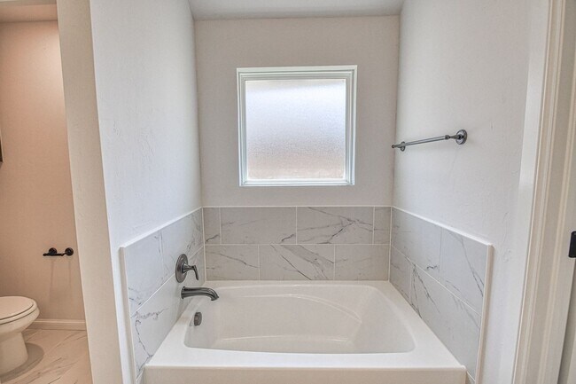 Building Photo - Beautiful Home in Summit Lakes!