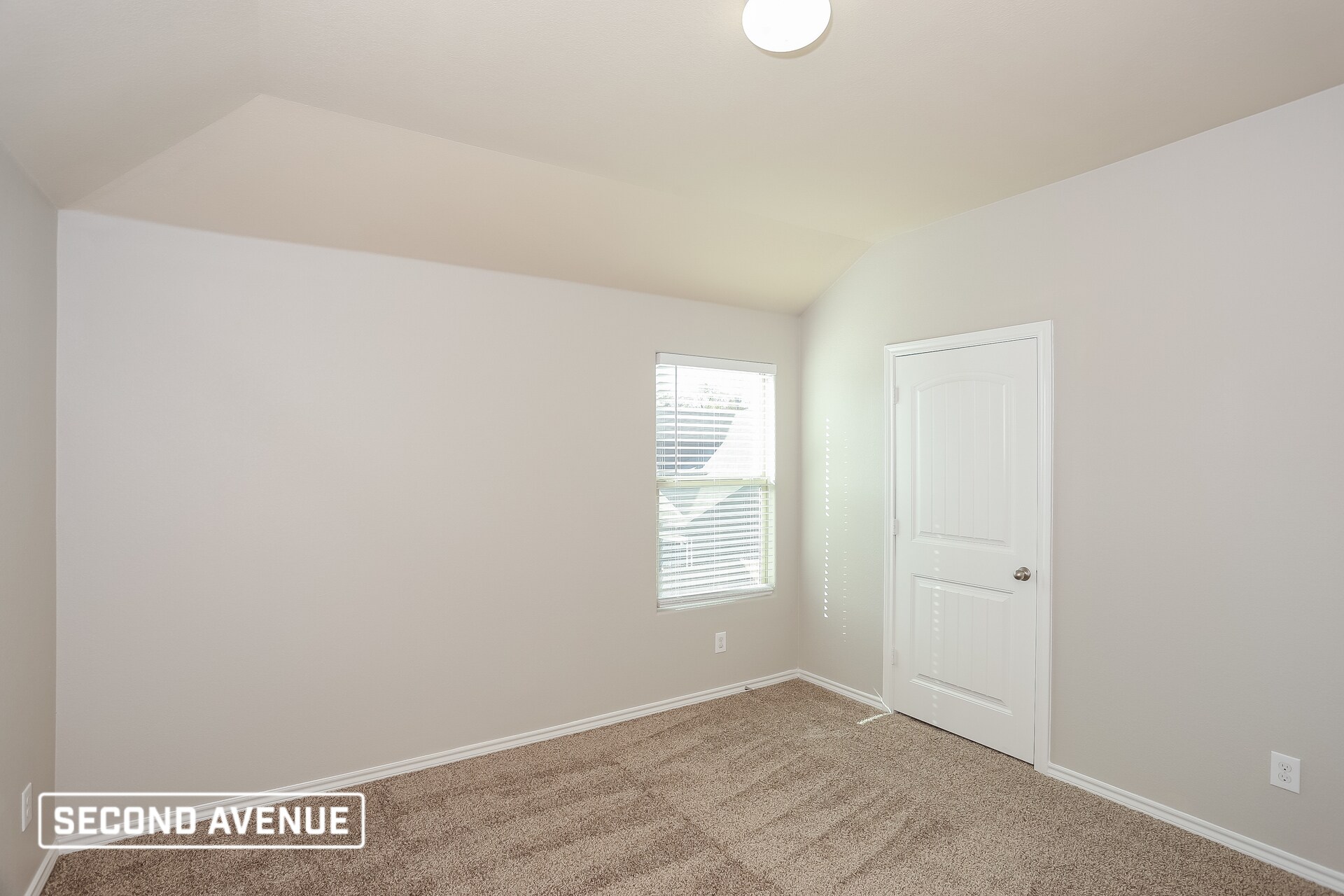 Building Photo - 661 Creekview Dr