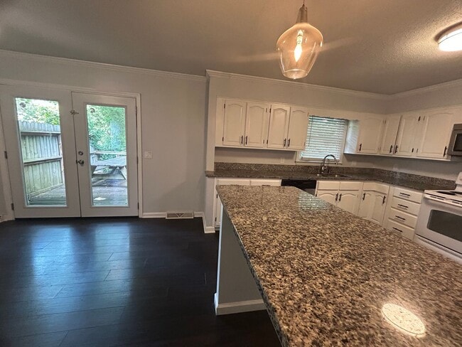 Building Photo - Large 4 bedroom 3 bathroom house in the he...