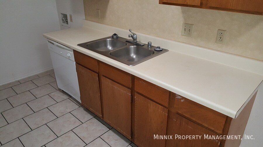 Building Photo - 8208 Vernon Ave