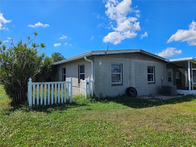 Building Photo - 125 Poinsettia Cir NE