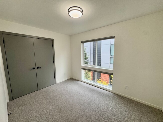 Building Photo - Luxury Townhouse in South Park