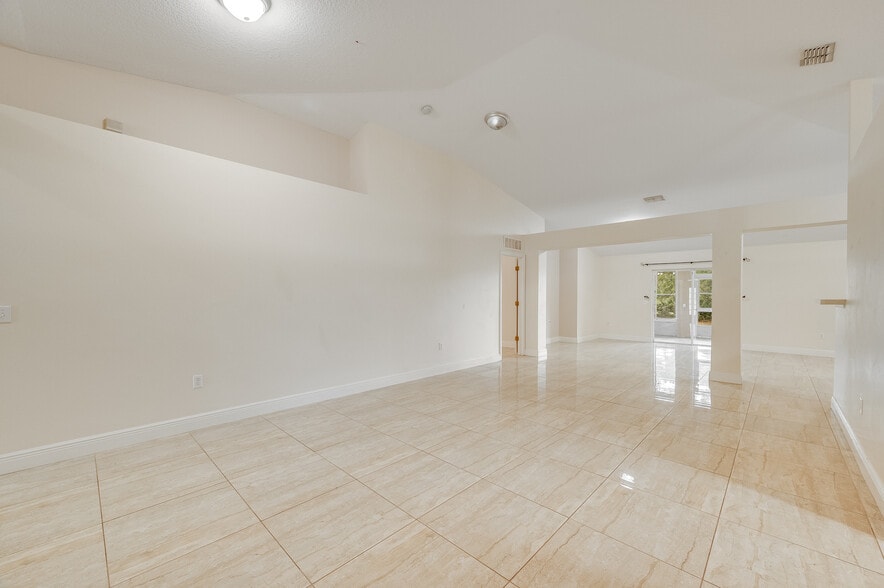 Building Photo - 537 Mason Dr