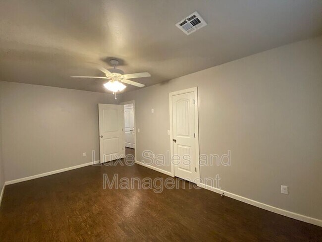 Building Photo - 11418 N Lincoln Blvd