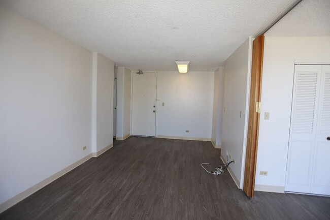 Building Photo - McCully Villa - 1 Bedroom plus Den, 1 Bath...