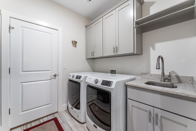 Building Photo - "Contemporary Elegance: Spacious 4 Bed, 3 Bath Modern Rental Home"