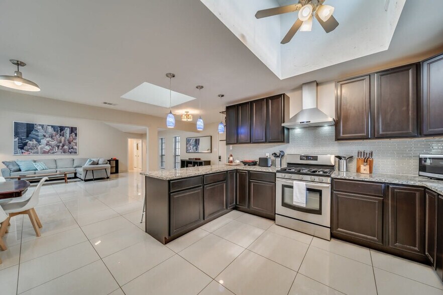 Building Photo - 1021 Mellville Dr