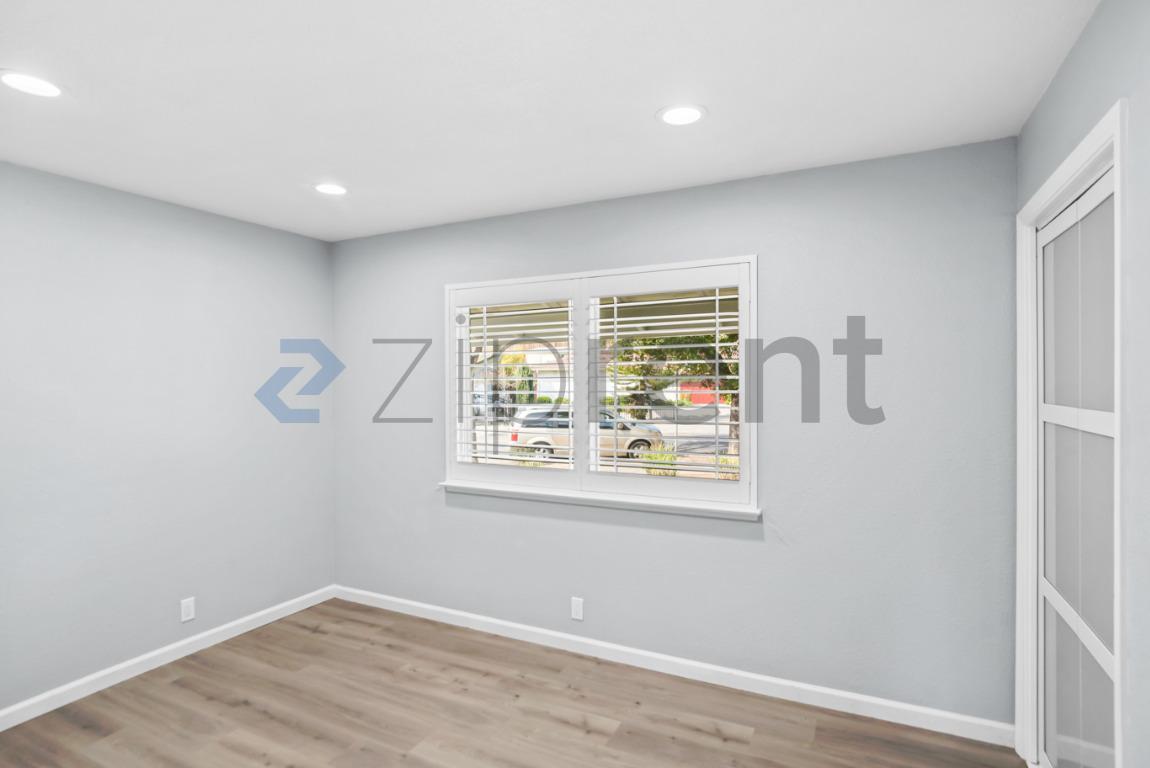 Building Photo - Unit