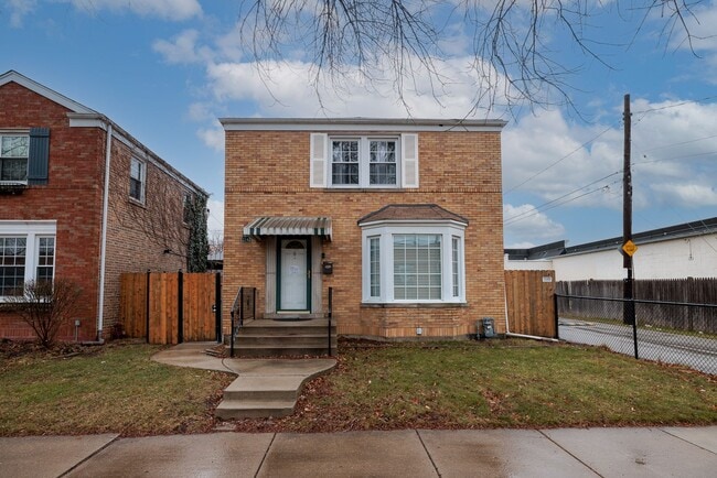 Building Photo - Charming 2 bdr, 2 bthr single family home in Belmont Cragin.