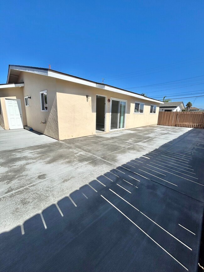 Building Photo - 1685 Donax Ave