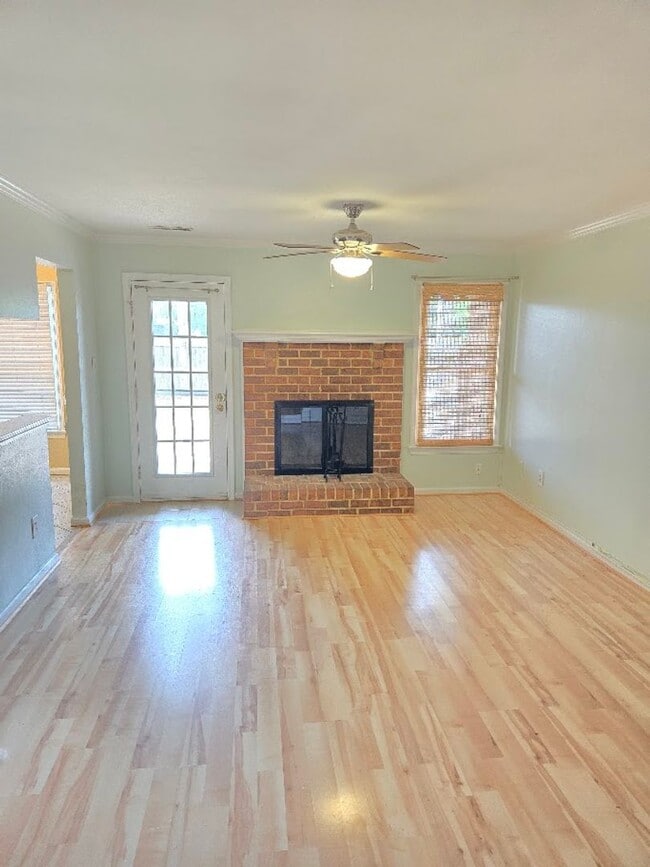Building Photo - 3 Bedroom Townhouse in Virginia Beach