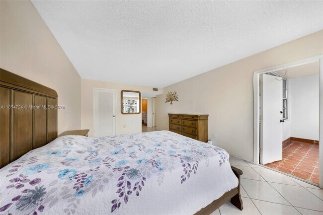 Building Photo - 18081 Biscayne Blvd