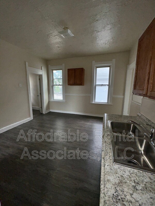 Building Photo - 1428 S 11th St