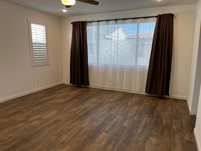 Building Photo - 1355 W Crane Dr