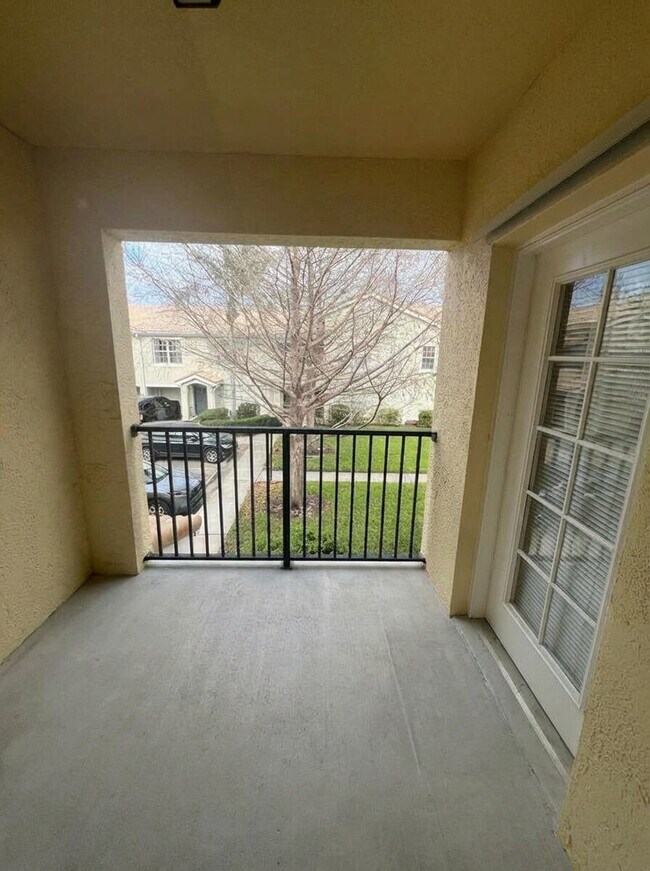 Building Photo - 136 SW Peacock Blvd