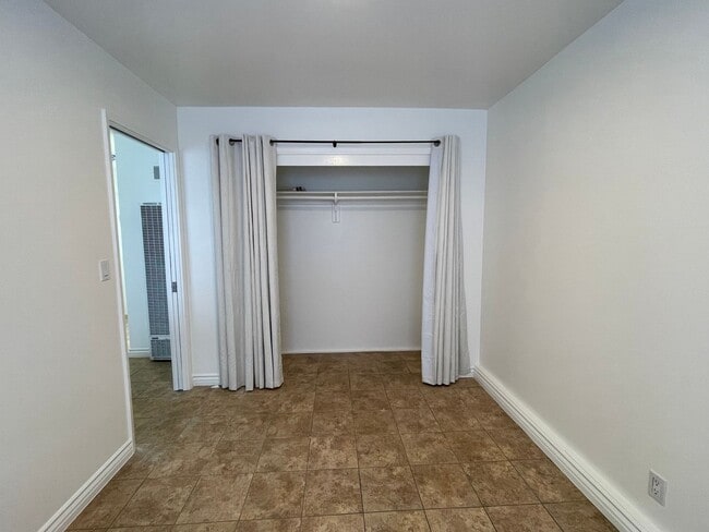 Building Photo - One Bedroom Southside Apartment with Garage!