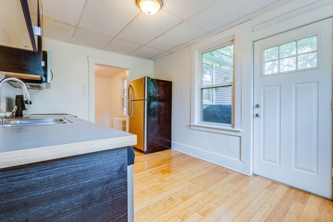 Building Photo - 406 Kingsboro St