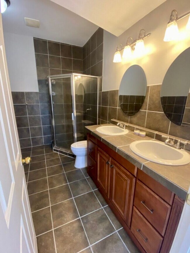 Building Photo - 6 Bed/2.5 Bath Mins. From UC $600/pp ($3,600/mo)!