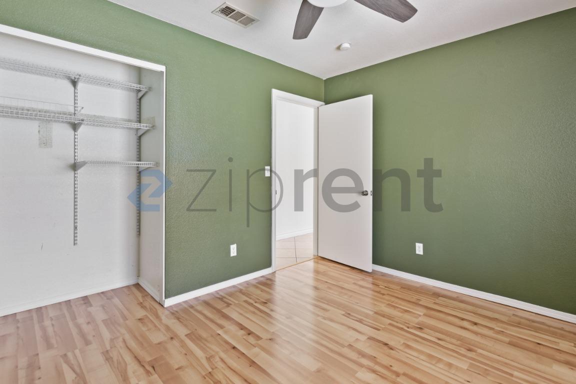 Building Photo - Unit