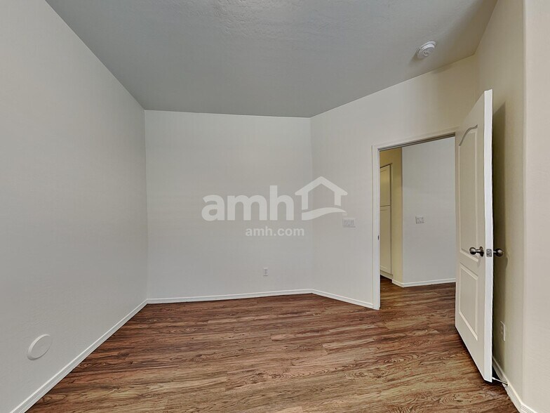 Building Photo - 12751 W Glenrosa Dr