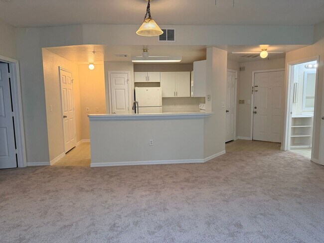 Building Photo - 2025 Erving Cir