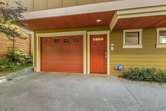 Building Photo - 3Bd/2.5Ba Seattle Townhouse