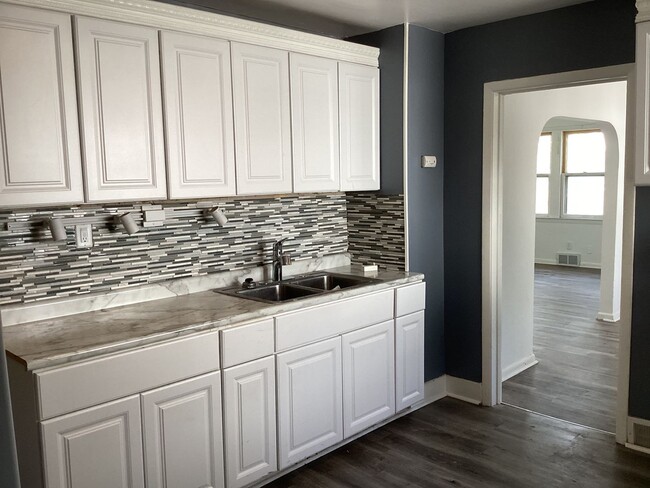 Building Photo - 3 Bedroom Single Family Home with Off stre...