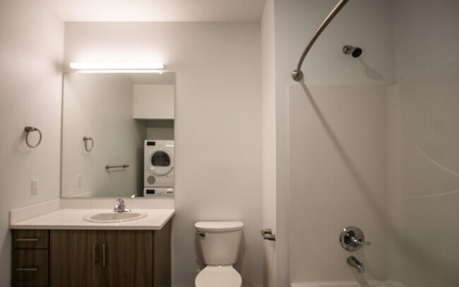 Building Photo - Modern + Chic Top Floor Studio Ready Early...