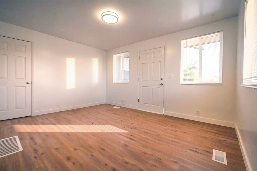 Building Photo - 376 W 700 N