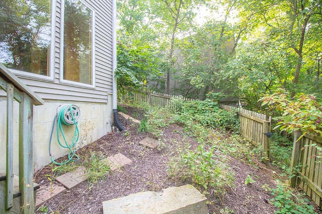 Building Photo - 1420 Bradford Dr