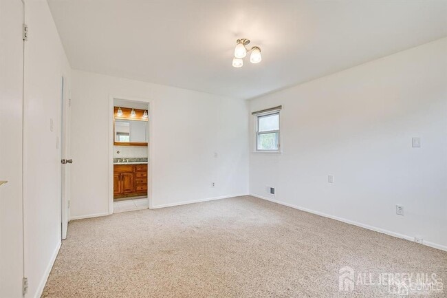 Building Photo - 559 Wood Ave