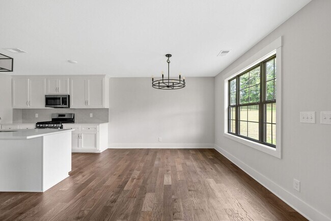 Building Photo - Modern Ranch Rental Near Rossview!