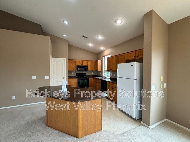 Building Photo - 18151 N Fiesta Dr