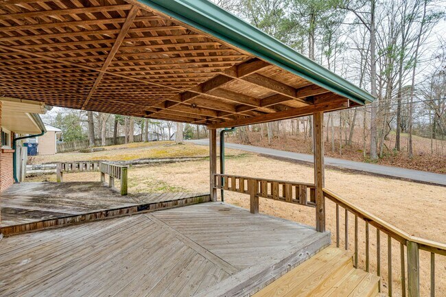 Building Photo - Three Bedroom Two Bathroom House For Rent