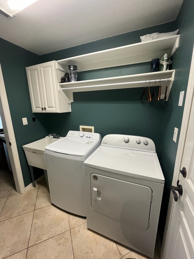 Building Photo - 2 Harbor Town