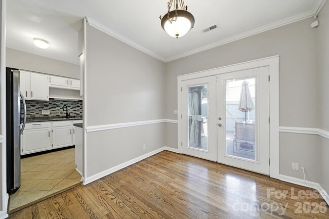 Building Photo - 804 Greenleaf Ave
