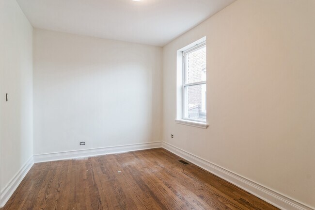 Building Photo - 4244 W Wrightwood Ave