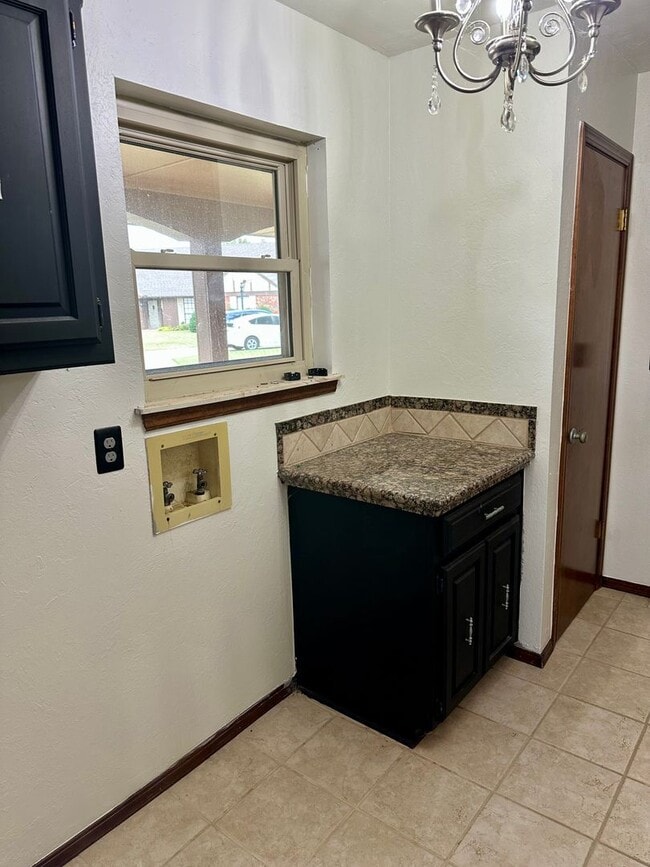 Building Photo - Immaculate major remodeled executive home in West Norman