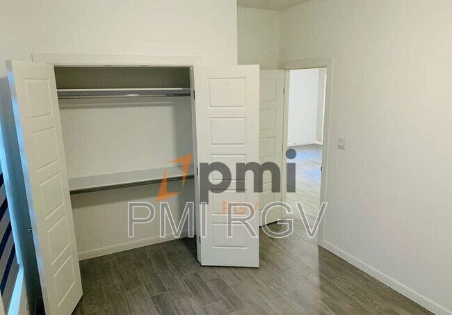 Building Photo - 805 W Garrison Dr