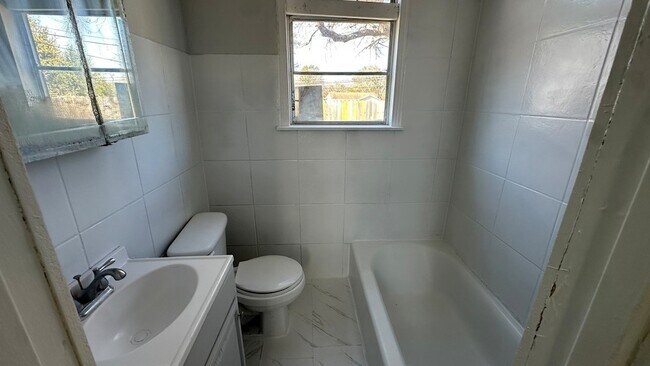 Building Photo - 904 Herbert Ave