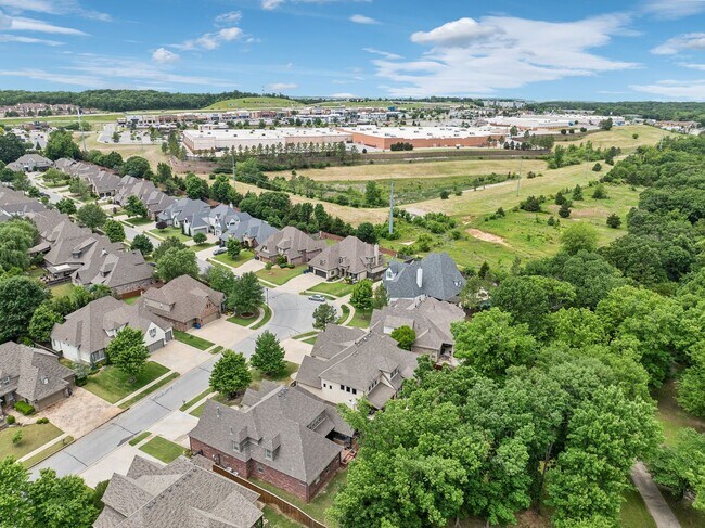 Building Photo - Stunning 5 bedroom 4.5 bath in Stonebrooke Glenn