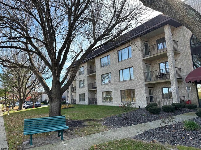 Building Photo - 1108 Dolphin Ave