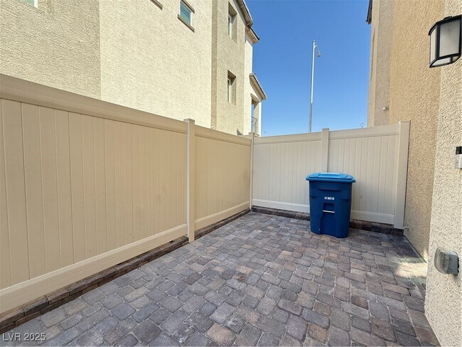 Building Photo - 2662 Champagne Gold Ave