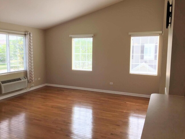 Building Photo - 525 Silverstone Dr