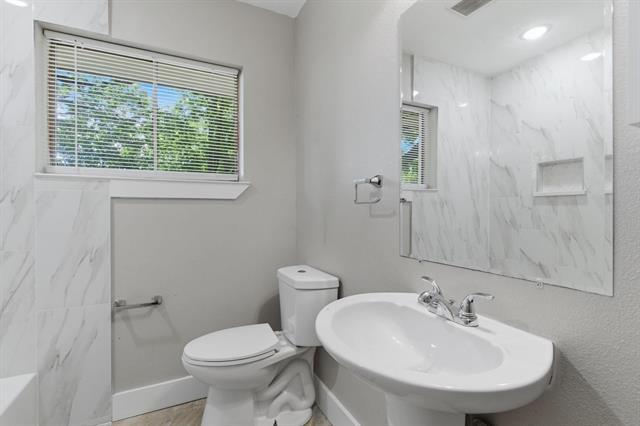 Building Photo - 2204 Dunloe Ave