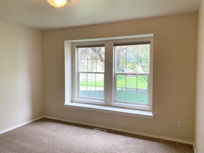 Building Photo - Great 3 bed 2 bath home in downtown Eagle.