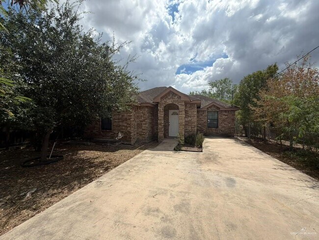 Building Photo - 2037 W Diaz Ave